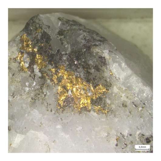 Mineralstuff med naturligt guld